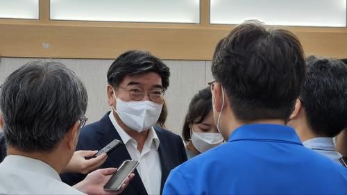 기자실 찾은 김용진 경제부지사[촬영 김경태]