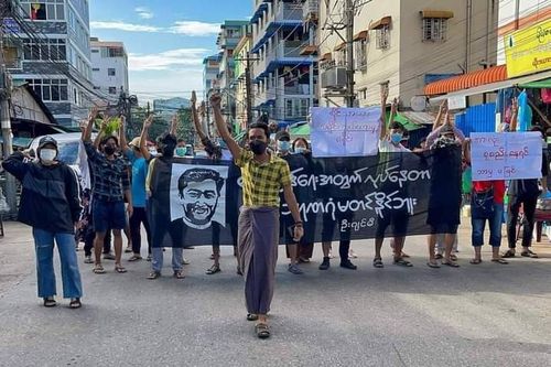 양곤 시내에서 벌어진 플래시 봄 시위. 지난주에 사형이 집행된 88세대 민주 지도자 초 민 유(애칭 '지미')의 캐리커처를 앞세우고 있다. 2022.7.28. [SNS 캡처. 재판매 및 DB 금지]