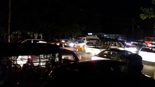 정전으로 신호등이 꺼진 양곤의 한 사거리에 서로 얽힌 차들 [SNS 캡처. 재판매 및 DB 금지]