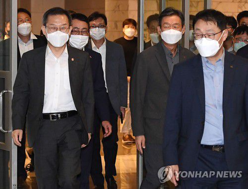 통신 3사 CEO 만난 이종호 장관이달 11일 이종호 과학기술정보통신부 장관(왼쪽부터)과 유영상 SK텔레콤 대표, 황현식 LG유플러스 대표, 구현모 KT 대표가 11일 중구 대한상공회의소에서 열린 과학기술정보통신부 장관과 통신 3사 CEO 간 간담회에 참석하기 위해 이동하고 있다. [연합뉴스 자료사진]