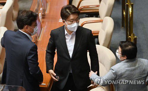 의원들과 대화하는 권성동 당 대표 직무대행(서울=연합뉴스) 하사헌 기자 = 국민의힘 권성동 당 대표 직무대행 겸 원내대표가 지난 25일 서울 여의도 국회에서 열린 정치·외교·통일·안보 분야 대정부질문에서 송언석, 임이자 의원 등과 대화를 하고 있다. 2022.7.25 [국회사진기자단] toadboy@yna.co.kr