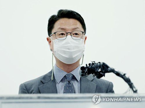 과기정통부, SKT '5G 중간요금제' 승인(서울=연합뉴스) 홍해인 기자 = 홍진배 과학기술정보통신부 네트워크정책실장이 29일 서울 중구 대한상공회의소 회의실에서 SK텔레콤(SKT)이 신고한 5세대 이동통신(5G) 중간요금제 승인 여부에 대한 결과 브리핑을 하고 있다.     앞서 SKT는 지난 11일 5종류의 5G 요금제를 과기정통부에 신고했다. 전기통신사업법에 따라 이동통신 업계 1위 사업자인 SKT는 새 요금제를 내놓을 때 정부 승인을 받아야 한다. 2022.7.29 hihong@yna.co.kr