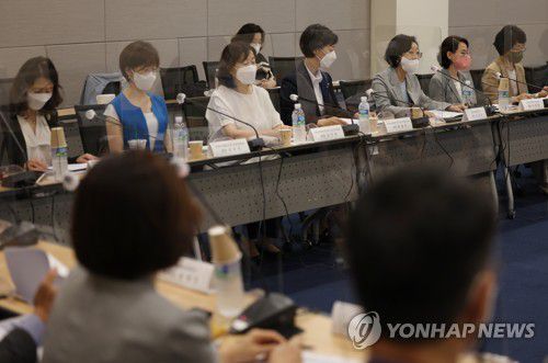 식약처-백신 및 치료제 개발업체 간담회(서울=연합뉴스) 신준희 기자 = 29일 대한상공회의소에서 열린 '코로나19 백신, 치료제 개발 지원을 위한 식품의약품안전처-업계 간담회에서 오유경 식약처장이 발언을 하고 있다. 2022.7.29 hama@yna.co.kr