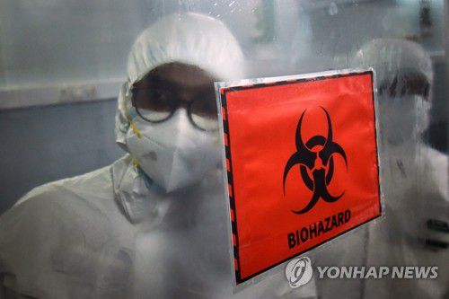 원숭이두창 바이러스 연구중인 인도 연구진[EPA=연합뉴스 자료사진. 재판매 및 DB 금지]