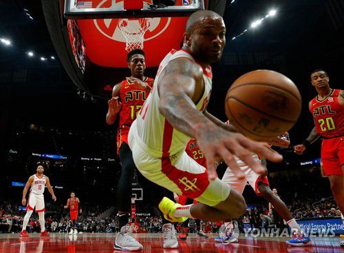 필라델피아에서 제임스 하든과 재회하는 PJ 터커 [AFP=연합뉴스]