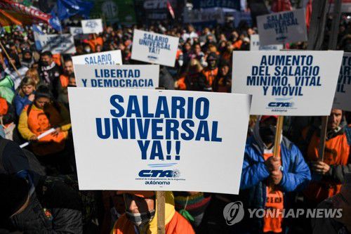 '살인적 인플레'에 시위 벌이는 아르헨 시위대(부에노스아이레스 AFP=연합뉴스) 물가 상승이 지속되는 가운데 28일(현지시간) 아르헨티나 부에노스아이레스에서 시위대가 기본임금과 사회 지원금을 요구하며 행진하고 있다. 이날 아르헨티나 중앙은행은 기준금리를 60%로 8% 포인트 인상했다. 2022.07.29 ddy04002@yna.co.kr