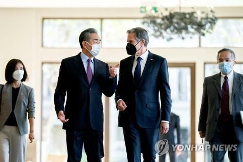 G20 외교장관회의에서 만난 토니 블링컨 미 국무장관과 왕이 중국 외교부장[로이터=연합뉴스 자료사진. 재판매 및 DB 금지]
