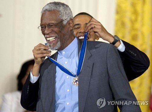 자유훈장 받는 러셀[AFP=연합뉴스]