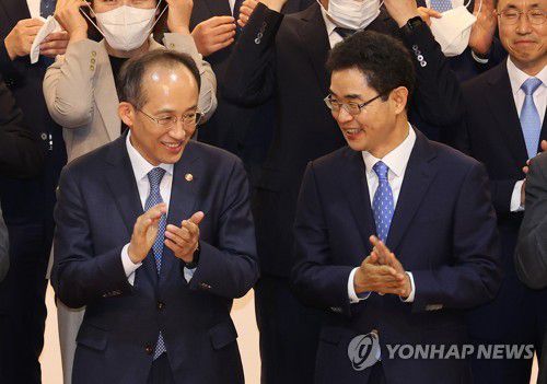 밝은 표정의 추경호 부총리와 김창기 국세청장(세종=연합뉴스) 김주형 기자 = 추경호 경제부총리 겸 기획재정부 장관(왼쪽)과 김창기 국세청장이 22일 오전 세종시 정부세종2청사 국세청 대강당에서 열린 전국 세무관서장 회의에서 기념촬영을 하며 박수치고 있다. 2022.7.22 kjhpress@yna.co.kr