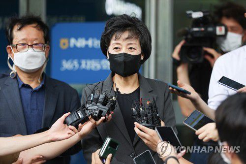 입학연령 하향 관련 발언하는 박순애 장관(서울=연합뉴스) 서대연 기자 = 박순애 사회부총리 겸 교육부장관이 1일 오후 서울 영등포구 한국교육시설안전원에서 초등학교 입학연령 하향 학제개편안에 대해 발언하고 있다. 2022.8.1 dwise@yna.co.kr