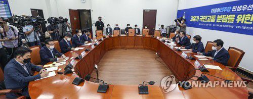 정유업계 간담회에서 인사말하는 박홍근 원내대표(서울=연합뉴스) 하사헌 기자 = 더불어민주당 박홍근 원내대표가 1일 서울 여의도 국회에서 열린 고유가 국민고통 분담을 위한 정유업계 간담회에서 인사말을 하고 있다. 2022.8.1 [국회사진기자단] toadboy@yna.co.kr