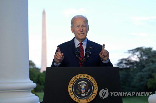 바이든 "빈라덴 후계자 알자와히리 제거…정의 실현됐다"(워싱턴 DC AFP=연합뉴스) 조 바이든 미국 대통령이 1일(현지시간) 저녁 백악관에서 대국민 연설을 통해 알카에다의 수괴 아이만 알자와히리 제거 사실을 발표하고 있다. 2022.8.2 photo@yna.co.kr