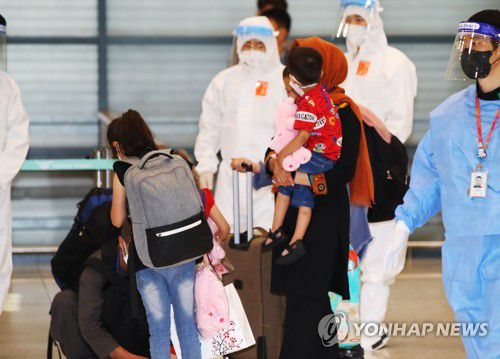 입국장 나서는 아프간 특별기여자들아프가니스탄에서 한국 정부 활동을 도왔던 현지인 직원 및 가족 중 파키스탄에 남아 있던 나머지 인원들이 지난해 8월 27일 오후 우리 군 수송기로 인천국제공항에 도착한 뒤 입국장을 나서고 있다. [연합뉴스 자료사진]