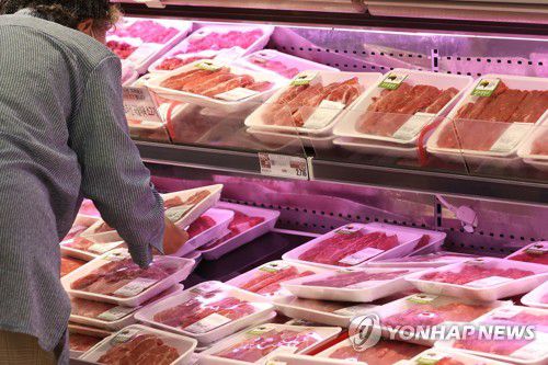 7월 소비자물가 전년대비 6.3% 상승(서울=연합뉴스) 강민지 기자 = 지난달 소비자물가지수가 작년 같은 달보다 6.3% 올랐다. 특히 폭염과 잦은 비 영향으로 채소류 가격이 25.9% 급등했다. 사진은 2일 서울의 한 대형마트에서 장을 보는 시민. 2022.8.2 mjkang@yna.co.kr