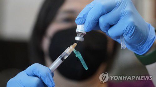 원숭이두창 백신 접종 준비하는 미 간호사[AP 연합뉴스자료사진. 재판매 및 DB 금지]