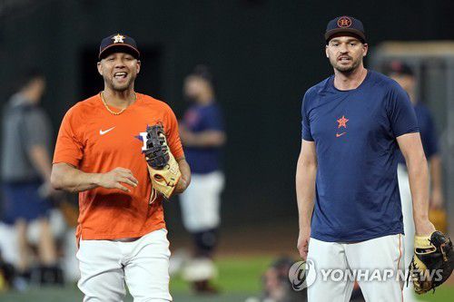 새 팀 휴스턴에서 율리에스키 구리엘과 훈련 중인 맨시니(오른쪽)[AP=연합뉴스]