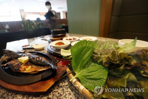 '상추 한 장에 200원 꼴' 쌈밥집 업주들 울상(서울=연합뉴스) 진연수 기자 = 18일 서울 시내 한 쌈밥집에서 판매되는 상추, 깻잎 등 쌈 채소 한상. 최근 상추, 깻잎 등 쌈 채소 가격이 폭등하면서 쌈밥집, 고깃집을 운영하는 자영업자들의 시름이 깊어지고 있다. 2022.7.18 jin90@yna.co.kr