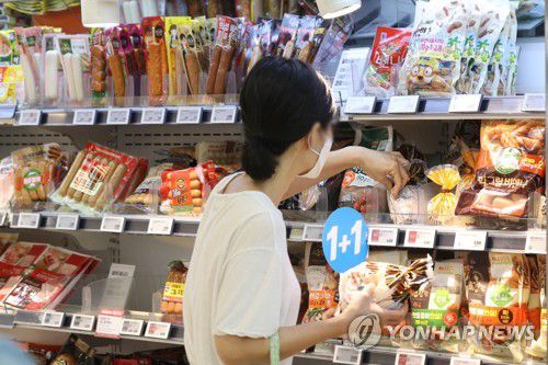 오른 소비자물가지수…약 24년 만의 최고치(서울=연합뉴스) 강민지 기자 = 지난달 소비자물가지수가 작년 같은 달보다 6.3% 올랐다. 이는 외환위기 1998년 11월(6.8%) 이후 최고치다. 사진은 2일 서울의 한 대형마트에서 장을 보는 시민. 2022.8.2 mjkang@yna.co.kr