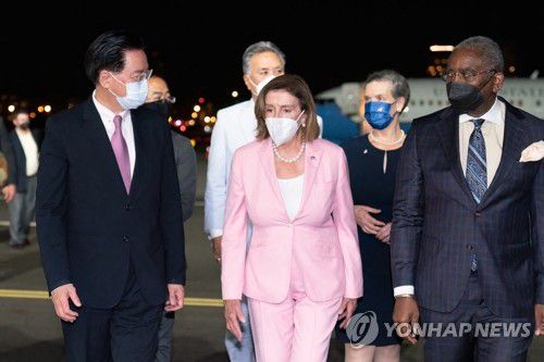 중국 반발에도 대만 방문한 펠로시 미 하원의장(타이베이 AFP=연합뉴스) 낸시 펠로시(가운데) 미국 하원의장이 2일(현지시간) 밤 대만 타이베이 쑹산공항에 도착, 환영나온 인사들과 함께 이동하고 있다. 미국 권력 서열 3위인 펠로시 의장은 중국의 강력 반발에도 이날 대만 땅을 밟았다. 2022.8.3 leekm@yna.co.kr