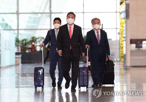 ARF 참석 위해 출국하는 박진 외교부 장관(영종도=연합뉴스) 신준희 기자 = 박진 외교부 장관이 캄보디아에서 열리는 아세안지역안보포럼(ARF)을 비롯한 아세안(ASEAN·동남아시아국가연합) 관련 외교장관회의에 참석하기 위해 3일 오후 인천국제공항을 통해 출국하고 있다. 2022.8.3 hama@yna.co.kr