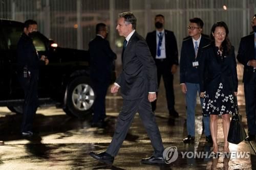 아세안 회의 참석차 캄보디아 방문한 블링컨 미 국무장관  (프놈펜 로이터=연합뉴스) 해외 순방에 나선 토니 블링컨 미국 국무장관이 3일 캄보디아 프놈펜에 도착하고 있다. 블링컨 장관은 3~5일 캄보디아를 방문하는 동안 동아시아정상회의와 아세안지역안보포럼(ARF) 등 관계 장관회의에 잇달아 참석해 역내 안보 문제를 집중적으로 논의할 예정이다. 2022.8.4     jsmoon@yna.co.kr (끝)
