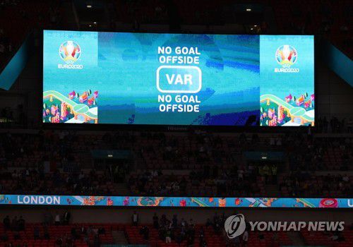 비디오판독 결과 오프사이드로 득점이 무효임을 알리는 전광판.[EPA=연합뉴스 자료사진]