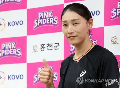 김연경, 돌아온 배구여제(홍천=연합뉴스) 양지웅 기자 = '배구여제' 김연경(34)이 8일 강원 홍천군 종합운동장에서 열린 흥국생명 핑크스파이더스 복귀 기자회견에 참석해 포즈를 취하고 있다. 2022.7.8 yangdoo@yna.co.kr