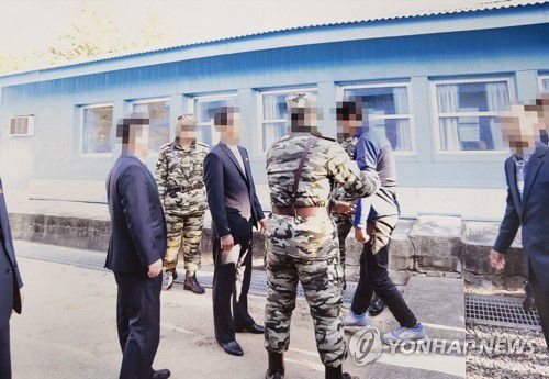 판문점에서 북송되는 탈북어민(서울=연합뉴스) 통일부는 지난 2019년 11월 판문점에서 탈북어민 2명을 북한으로 송환하던 당시 촬영한 사진을 지난달 12일 공개했다. 당시 정부는 북한 선원 2명이 동료 16명을 살해하고 탈북해 귀순 의사를 밝혔으나 판문점을 통해 북한으로 추방했다. 2022.7.12 [통일부 제공. 재판매 및 DB 금지] photo@yna.co.kr