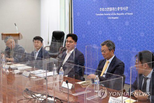 현지 진출 국내기업과 간담회 하는 윤태식 청장(서울=연합뉴스) 윤태식 관세청장(왼쪽 세 번째)이 3일(현지시간) 미국 로스앤젤레스 대한민국 총영사관에서 현지 진출 국내기업과 간담회 하고 있다. 2022.8.4 [관세청 제공. 재판매 및 DB 금지] photo@yna.co.kr