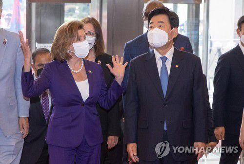 펠로시 하원의장과 본관 들어서는 김진표 국회의장(서울=연합뉴스) 이정훈 기자 = 김진표 국회의장이 4일 오전 국회를 방문한 낸시 펠로시 미국 하원의장과 본관으로 들어서고 있다. 2022.8.4 [국회사진기자단] uwg806@yna.co.kr