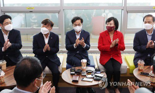 손뼉 치는 참석자들(수원=연합뉴스) 홍기원 기자 = 김동연 경기도지사가 4일 오후 경기도 수원시 경기도청에서 경기도의회 국민의힘 곽미숙 대표의원, 더불어민주당 남종섭 대표의원 등과 차담회를 하며 손뼉을 치고 있다. 2022.8.4 xanadu@yna.co.kr