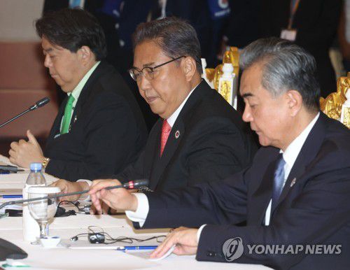 아세안+3 외교장관회의 참석한 동아시아 3국(프놈펜=연합뉴스) 류영석 기자 = 박진 외교부 장관(가운데), 하야시 요시마사 일본 외무상(왼쪽), 왕이 중국 외교부장이 4일 캄보디아 프놈펜 소카호텔에서 열린 아세안+3(한중일) 외교장관회의에 참석해있다. 2022.8.4 ondol@yna.co.kr