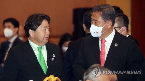 이야기 나누는 박진 장관-하야시 외무상(프놈펜=연합뉴스) 류영석 기자 = 박진 외교부 장관과 하야시 요시마사 일본 외무상이 4일 캄보디아 프놈펜 소카호텔에서 열린 아세안+3(한중일) 외교장관회의에 참석해 인사하고 있다. 2022.8.4 ondol@yna.co.kr