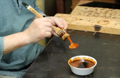 옻칠 작업하는 김성호 칠장[촬영 천경환 기자]