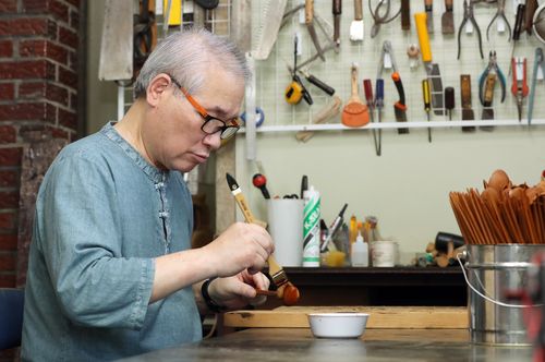 옻칠 작업하는 김성호 칠장[촬영 천경환 기자]