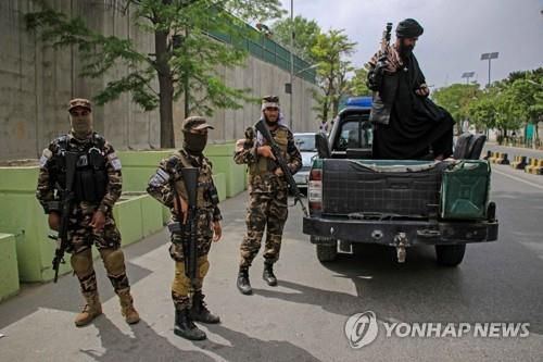 아프간 카불의 알자와히리 공습 현장 인근에서 경계 활동 중인 탈레반[EPA 연합뉴스 자료사진. 재판매 및 DB 금지]
