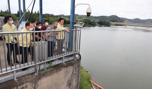 취·정수장 녹조 상황 점검하는 박완수 경남지사[경남도 제공. 재판매 및 DB 금지]