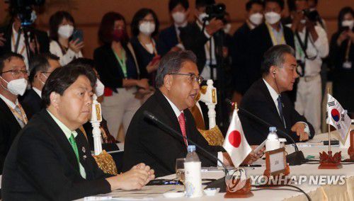아세안+3 외교장관회의 참석한 박진 장관(프놈펜=연합뉴스) 류영석 기자 = 박진 외교부 장관(가운데)이 4일 캄보디아 프놈펜 소카호텔에서 열린 아세안+3(한중일) 외교장관회의에서 발언하고 있다. 왼쪽은 하야시 요시마사 일본 외무상, 오른쪽은 왕이 중국 외교부장. 2022.8.4 ondol@yna.co.kr