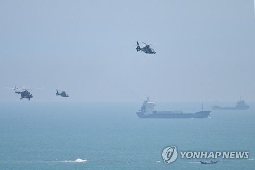 中, '대만 봉쇄' 군사훈련 개시(핑탄 AFP=연합뉴스) 중국 군용 헬기들이 4일 대만과 인접한 중국 푸젠성 핑탄섬 상공을 지나고 있다. 중국은 낸시 펠로시 미국 하원의장의 대만 방문에 대한 대응으로 이날 대만을 사실상 전면 봉쇄하는 형태로 실사격을 포함한 군사훈련에 돌입했다. 2022.8.4 leekm@yna.co.kr