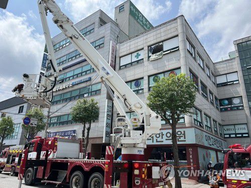 불이 난 이천 병원 건물(이천=연합뉴스) 홍기원 기자 = 5일 오전 10시 20분께 경기도 이천시 관고동의 한 병원 건물에서 불이 났다. 간호사와 환자 등 5명이 숨진 것으로 파악됐다. 2022.8.5 you@yna.co.kr