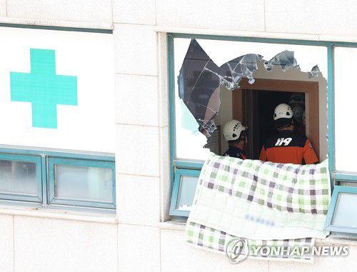 이천 병원 건물 화재…5명 사망(이천=연합뉴스) 홍기원 기자 = 5일 오후 환자와 간호사 등 5명이 사망한 경기도 이천시 관고동 병원 화재 현장에서 소방 등 관계자들이 분주하게 움직이고 있다. 2022.8.5 xanadu@yna.co.kr