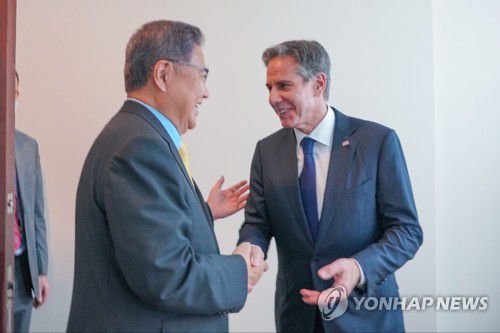 악수하는 박진 장관-토니 블링컨 미 국무 장관(프놈펜=연합뉴스) 박진 외교부 장관과 토니 블링컨 미 국무장관이 5일 캄보디아 프놈펜 소카호텔에서 열린 약식회담에서 만나 인사하고 있다. 2022.8.5 [외교부 제공. 재판매 및 DB 금지] photo@yna.co.kr