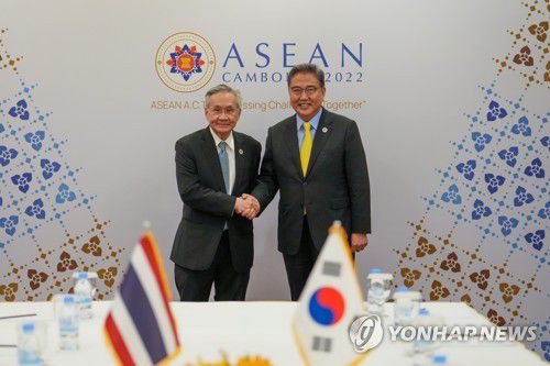 태국과 양자 회담 갖는 박진 장관(프놈펜=연합뉴스) 박진 외교부 장관과 돈 쁘라맛위나이 태국 부총리 겸 외교장관이 5일 캄보디아 프놈펜 소카호텔에서 열린 양자 회담에서 만나 인사하고 있다. 2022.8.5 [외교부 제공. 재판매 및 DB 금지] photo@yna.co.kr