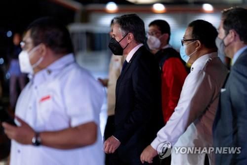 지난 5일 밤 마닐라 국제공항에 도착한 토니 블링컨 미 국무장관 [로이터=연합뉴스. 재판매 및 DB 금지]