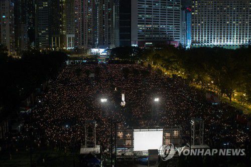 2018년 홍콩 빅토리아파크에서 열린 톈안먼 시위 추모 촛불집회 [EPA 연합뉴스 자료사진]