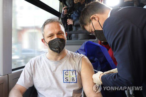 시민들에게 직접 코로나19 백신 접종하는 독일 보건장관[EPA 연합뉴스 자료사진. 재판매 및 DB 금지]