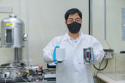 동위원소 전지 시제품(왼쪽)과 동위원소 전지 모형[한국원자력연구원 제공. 재판매 및 DB 금지]