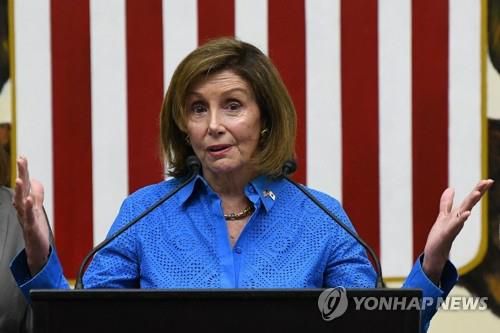 주일 미 대사관서 기자회견 하는 펠로시 미 하원의장    (도쿄 AFP=연합뉴스) 낸시 펠로시 미국 하원의장이 5일 일본 도쿄의 주일 미국 대사관에서 아시아 순방을 마감하는 기자회견을 하고 있다. 2022.08.05     jsmoon@yna.co.kr