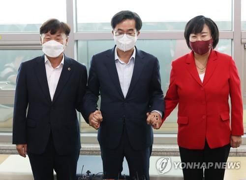 손 맞잡은 김동연 경기도지사와 도의회 양 당 대표의원(수원=연합뉴스) 홍기원 기자 = 김동연 경기도지사(가운데)가 지난 4일 오후 경기도 수원시 경기도청에서 경기도의회 국민의힘 곽미숙 대표의원(오른쪽), 더불어민주당 남종섭 대표의원(왼쪽)과 차담회에 앞서 기념촬영을 하고 있다. 양당 대표는 3일 의장 선출 방식에 합의했다. 2022.8.4 xanadu@yna.co.kr