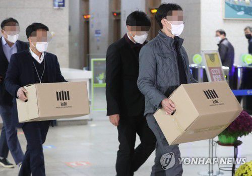 '오거돈 블랙리스트' 압수수색(부산=연합뉴스) 박성제 기자 = '오거돈 블랙리스트' 사건을 수사 중인 부산지검 반부패강력수사부가 24일 오후 부산시청 기획담당관실 등 압수수색을 마친 뒤 압수품을 옮기고 있다. 2021.11.24 psj19@yna.co.kr